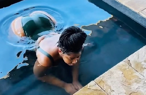 Fille Dans Une Piscine