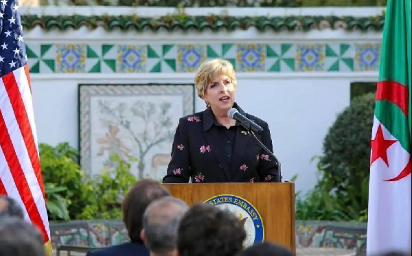 Elizabeth détient le rang de ministre-conseiller