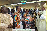 Guy Emmanuel Sabikanda entouré de responsables et de militants lors d’un rassemblement à Kribi.