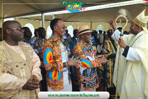 Guy Emmanuel Sabikanda entouré de responsables et de militants lors d’un rassemblement à Kribi.