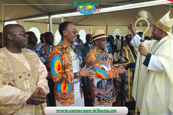 Guy Emmanuel Sabikanda entouré de responsables et de militants lors d’un rassemblement à Kribi.