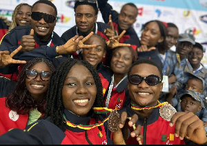 Paul Assembe Voundi et Maeva Anamba célèbrent leur médaille de bronze en double mixte à Yaoundé