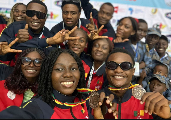 Paul Assembe Voundi et Maeva Anamba célèbrent leur médaille de bronze en double mixte à Yaoundé