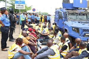 Gendarmes camerounais pendant une opération de sécurité aux environs de l'aéroport