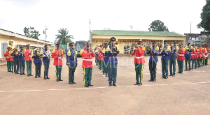 Des musiciens militaires camerounais jouent en formation lors d’une cérémonie au camp Yeyap