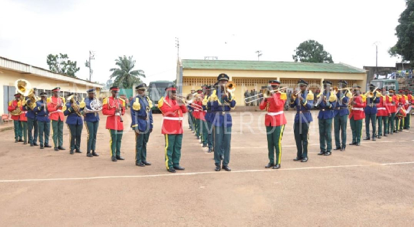 Des musiciens militaires camerounais jouent en formation lors d’une cérémonie au camp Yeyap