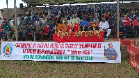 Jeunes bénéficiaires réunis au stade de Bonangoh après leur stage de vacances à Nkongsamba II