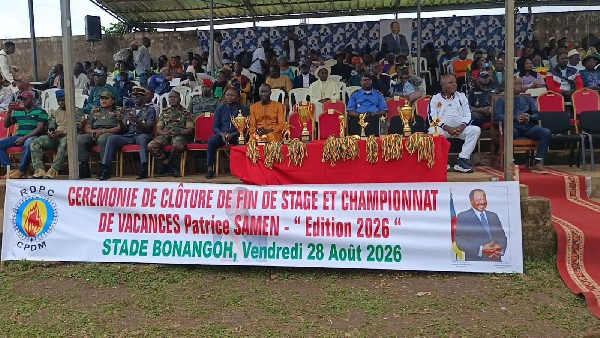 Jeunes bénéficiaires réunis au stade de Bonangoh après leur stage de vacances à Nkongsamba II