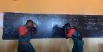 Combat mortel : deux élèves montent sur le ring en classe (vidéo)