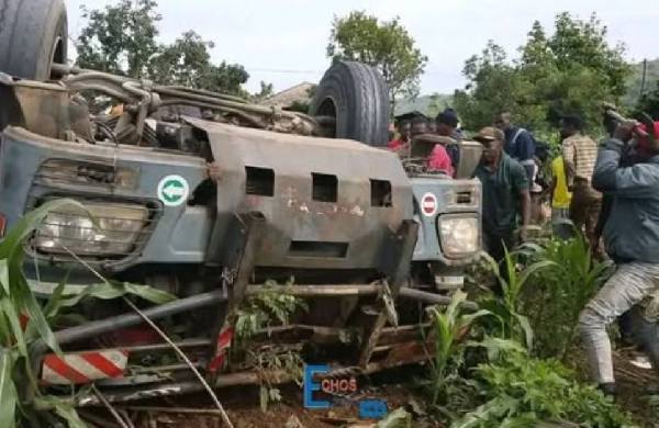 Le conducteur du camion et un motocycliste se sont tragiquement retrouvés coincés