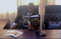 Abdel Akimi Ngapout Ngouh présentant son ouvrage consacré à la souveraineté numérique africaine