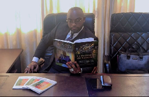 Abdel Akimi Ngapout Ngouh présentant son ouvrage consacré à la souveraineté numérique africaine