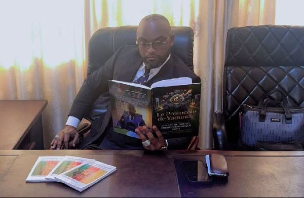 Abdel Akimi Ngapout Ngouh présentant son ouvrage consacré à la souveraineté numérique africaine