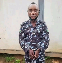 Un homme en tenue violent