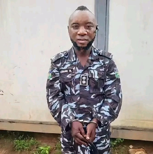 Un homme en tenue violent