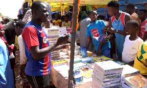 Parents comparant les prix des fournitures scolaires sur des stands au boulevard du 20 Mai.
