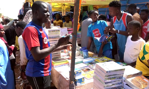 Parents comparant les prix des fournitures scolaires sur des stands au boulevard du 20 Mai.