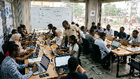 Des jeunes travaillent sur leurs ordinateurs pendant une formation à l’intelligence artificielle