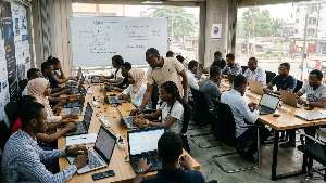 Des jeunes travaillent sur leurs ordinateurs pendant une formation à l’intelligence artificielle