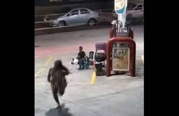 Devant le danger, une mère prend la fuite et abandonne son enfant derrière