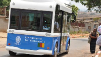 Un chauffeur vérifie son bus scolaire avant une tournée matinale dans les quartiers de Yaoundé