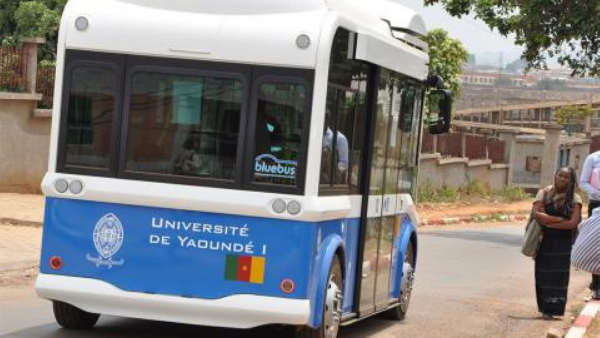 Un chauffeur vérifie son bus scolaire avant une tournée matinale dans les quartiers de Yaoundé