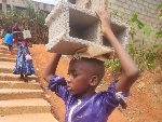 Yaoundé : les enfants transportent des parpaings pour construire un bâtiment d'école