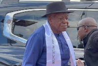 Il entretient une relation étroite avec son frère aîné