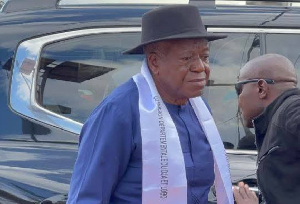 Il entretient une relation étroite avec son frère aîné