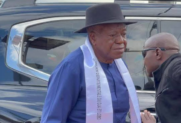 Il entretient une relation étroite avec son frère aîné