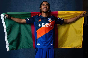 Il a récemment été vu posant avec le drapeau camerounais