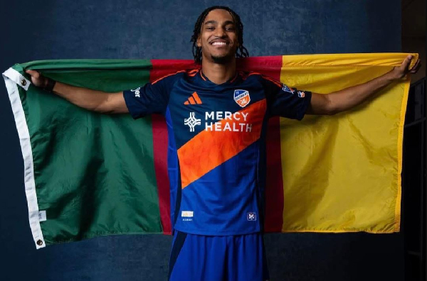 Il a récemment été vu posant avec le drapeau camerounais