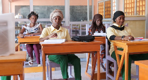 Jeunes apprentis travaillant dans un atelier de formation professionnelle à Maroua