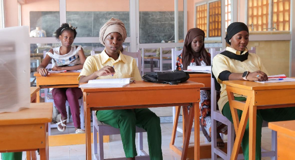 Jeunes apprentis travaillant dans un atelier de formation professionnelle à Maroua