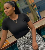 En visite chez les parents de son fiancé, son beau-père la surprend en pleine nuit