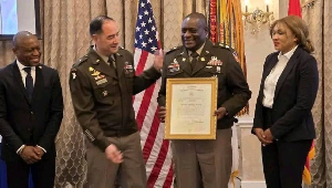 Il intègre l’armée et passe la sélection des candidats officiers de Fort Benning en 2004