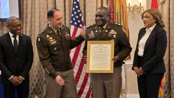 Il intègre l’armée et passe la sélection des candidats officiers de Fort Benning en 2004