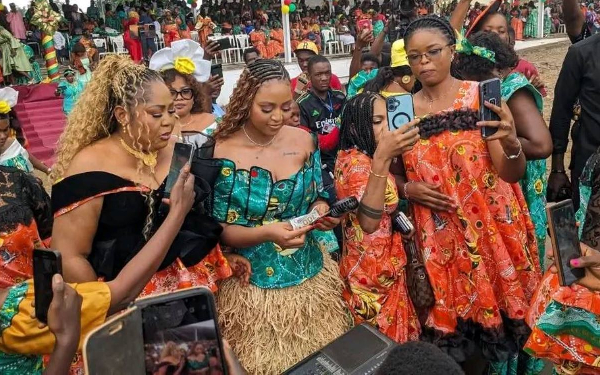 Elle était accompagnée de sa mère et de l'actrice Nollywood Prisma James