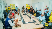 Des journalistes visitent une ligne de production de l’usine Nestlé à Bonabéri, à Douala