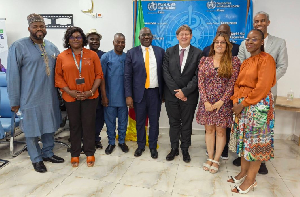 Responsables camerounais et représentants du Fonds mondial lors d’une réunion à Yaoundé
