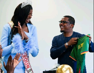 Elles ont eu l’occasion de voir et de toucher le trophée de la CAN Féminine Elles ont eu l’occasion de voir et de toucher le trophée de la CAN Féminine