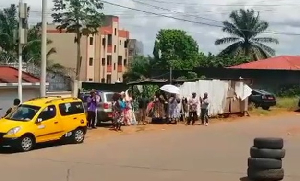 Des Femmes Devant La Maison De Ngoh Ngoh