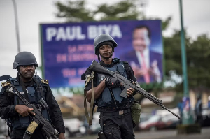 Des Soldats Devant Une Pancarte De Biya