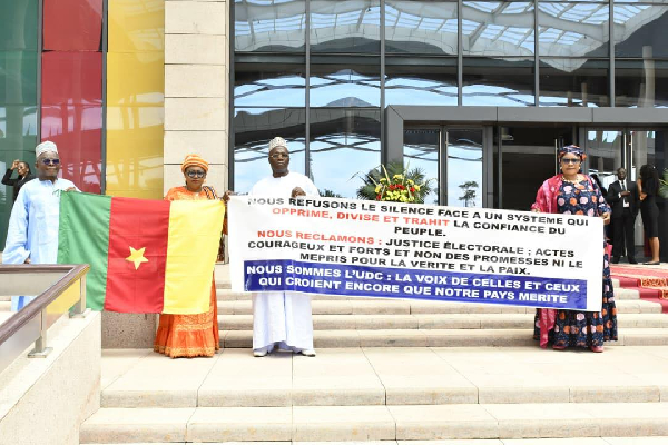 Des députés manifestent devant l'hémicycle
