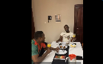 Capturé après une plainte d'André Onana, Olinga sort de prison et s'offre un déjeuné (vidéo)
