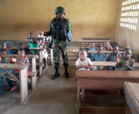 Des militaires du BIR échangent avec des élèves dans une localité de l’Extrême-Nord