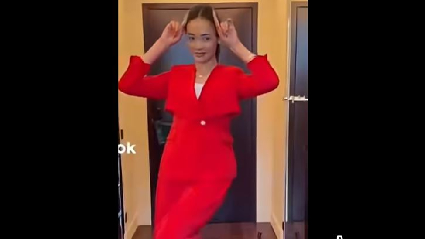 Emmanuelle Pamela est actuellement en vacances à paris avec ses deux enfants