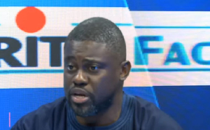 Hiram Samuel Iyodi dénude Dénis Emilien Atangana