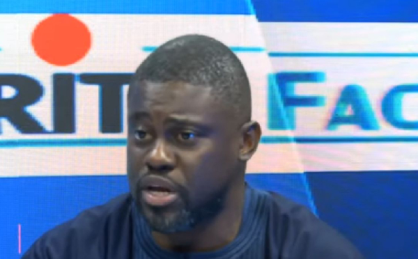 Hiram Samuel Iyodi dénude Dénis Emilien Atangana