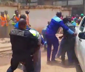 Affrontements Entre Policiers Et Civils